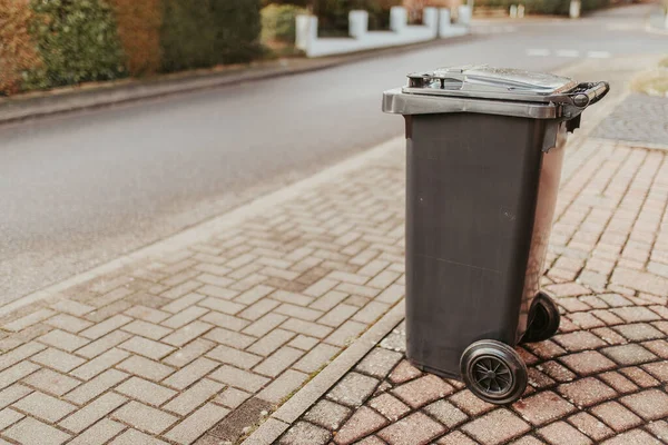 Blick Auf Einen Müllcontainer Auf Dem Straßenpflaster — Stockfoto