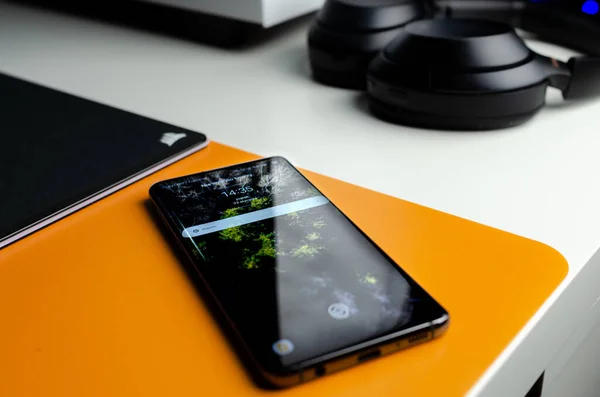 Penutupan Smartphone Meja Oranye — Stok Foto