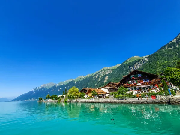 Las Hermosas Casas Acogedoras Con Lago Tranquilo Montañas Suiza —  Fotos de Stock