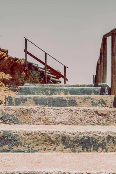Живописный Вид Старую Бетонную Лестницу Деревянными Поручнями Фоне Неба — стоковое фото