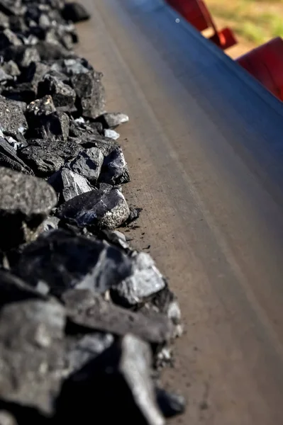 Tiro Vertical Carvão Uma Superfície Madeira — Fotografia de Stock