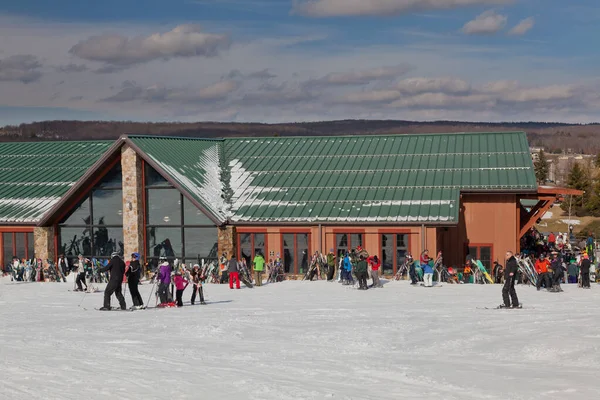 Mchenry United States Feb 2016 Skiers Mill Front Wisp Ski — Stock Photo, Image