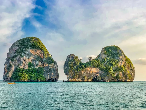 Schöne Meereslandschaft Mit Kleinen Felseninseln Unter Bewölktem Himmel Krabi Thailand — Stockfoto