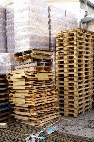 Pionowe Ujęcie Drewnianej Palety Innych Materiałów Budowlanych — Zdjęcie stockowe