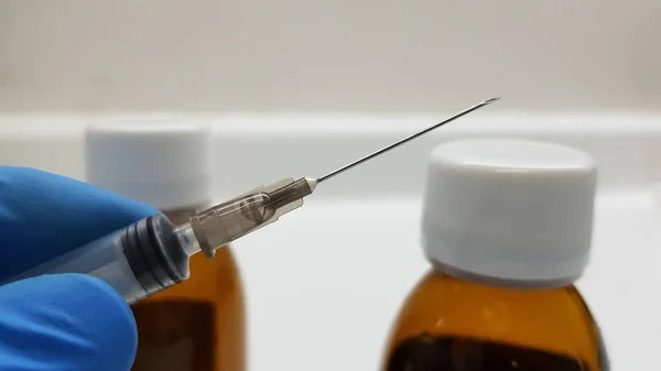 Primer Plano Científico Sosteniendo Una Jeringa Con Frascos Vacunas Concepto — Foto de Stock