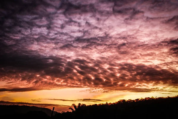 Céu Pôr Sol Dramático Sobre Campo — Fotografia de Stock