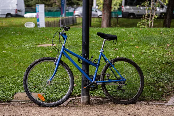 Ένα Κοντινό Πλάνο Ενός Μπλε Ποδηλάτου Κλειδωμένο Ένα Φως Του — Φωτογραφία Αρχείου