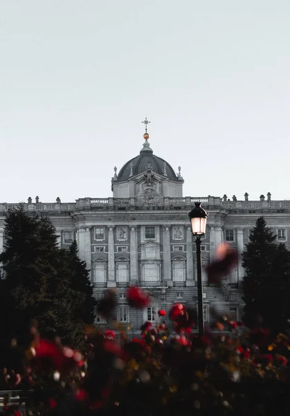 Eine Vertikale Aufnahme Des Königspalastes Madrid — Stockfoto