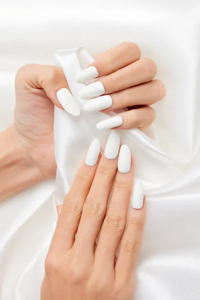 Tiro Vertical Das Mãos Uma Fêmea Com Esmalte Branco Tecido — Fotografia de Stock