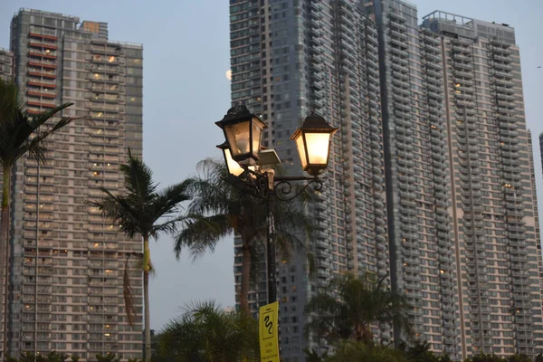 Egy Régi Utcai Lámpa Épületekkel Háttérben — Stock Fotó