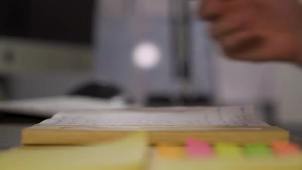 Man Businessman Writing Throwing Crumpled Papers Notes Bin Inglés Crisis — Vídeos de Stock