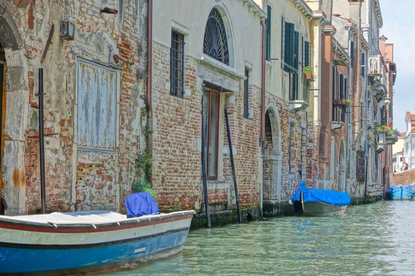 Canal Veneza Itália Mostrando Barcos Edifícios Longo Canal — Fotografia de Stock