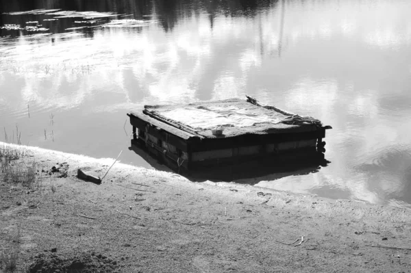 Una Hermosa Toma Una Pequeña Balsa Madera Sobre Aguas Tranquilas —  Fotos de Stock