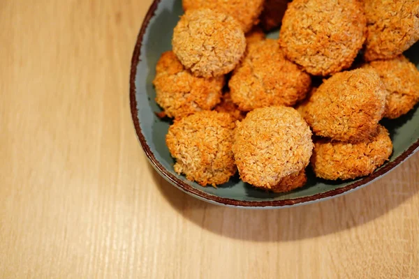 プレートの上においしい焼きココナッツチップクッキーのトップビュー — ストック写真