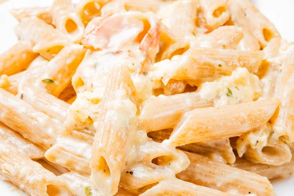 Primer Plano Plato Deliciosa Pasta Penne Carbonara Sobre Mesa — Foto de Stock