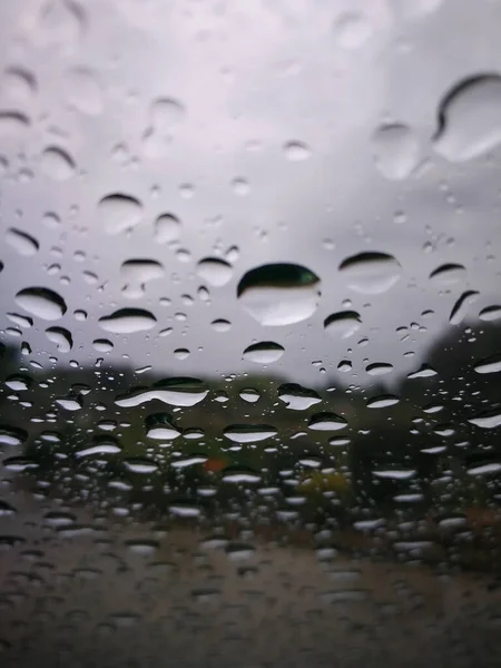 Ein Schöner Blick Auf Regentropfen Auf Einem Autofenster Mit Dunklem — Stockfoto