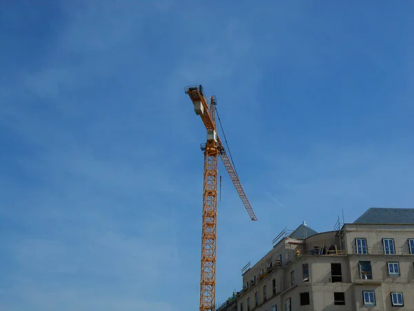 Plan Angle Bas Une Énorme Grue Sur Fond Ciel Bleu — Photo