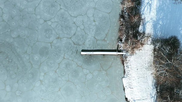 Uma Vista Aérea Costa Lago Congelado Com Pequeno Cais — Fotografia de Stock