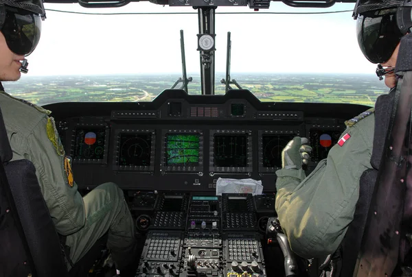 飞机飞越日德兰上空 2021年1月22日 两名直升机飞行员在飞越风景区时面朝著彼此 完全装备了凉爽的头盔 很多仪器是可以查看的 景观景观 — 图库照片