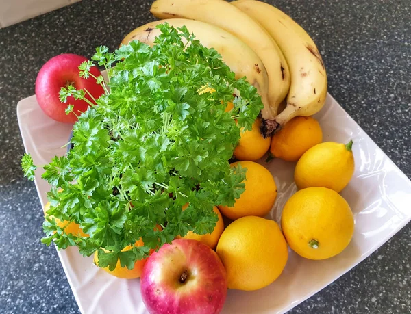 Nagy Szögű Felvétel Egy Fehér Tányérról Gyümölcsökkel Zöldségekkel — Stock Fotó