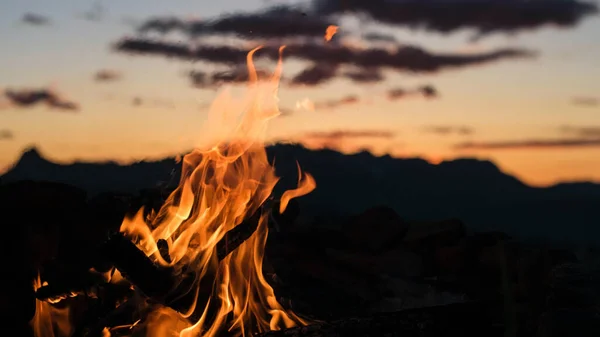 Gros Plan Feu Avec Des Nuages Arrière Plan — Photo