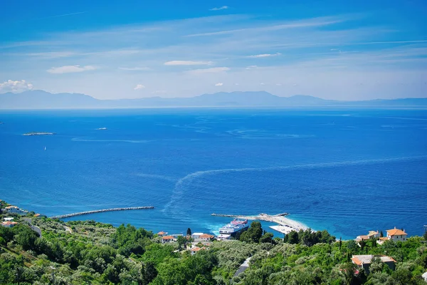 ギリシャのスコペロス島で撮影された美しいビーチの高角度ショット — ストック写真