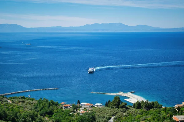 Στιγμιότυπο Ενός Πλοίου Στη Θάλασσα Που Αιχμαλωτίστηκε Στη Σκόπελο — Φωτογραφία Αρχείου