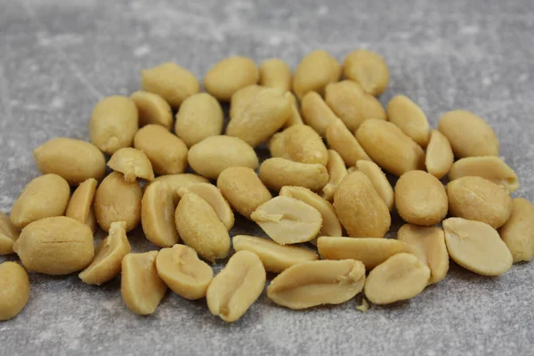 Closeup Shot Roasted Salted Peanuts Blurred Background — Stock Photo, Image