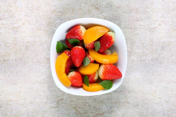 High Angle Shot Fresh Strawberries Peeled Peach Slices White Bowl — Stockfoto