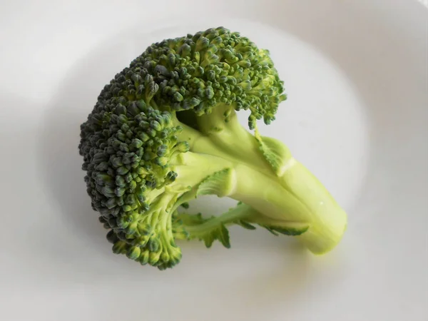 Gros Plan Brocoli Vert Frais Sur Une Assiette Blanche — Photo