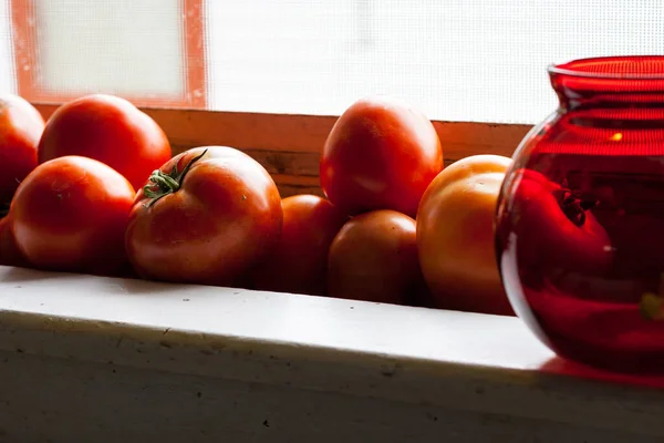 Eine Nahaufnahme Von Vielen Frischen Roten Tomaten Fenster Sonnenlicht — Stockfoto
