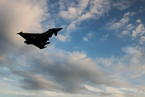 Een Lage Hoek Opname Van Een Militair Vliegtuig Bewolkte Lucht — Stockfoto