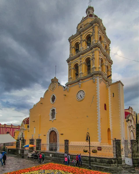 Atlixco Meksika Bulutlu Bir Gökyüzünün Altındaki San Agustin Kilisesinin Dikey — Stok fotoğraf