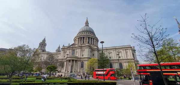 Κόκκινο Λεωφορείο Του Λονδίνου Στο Προσκήνιο Και Τον Καθεδρικό Ναό — Φωτογραφία Αρχείου