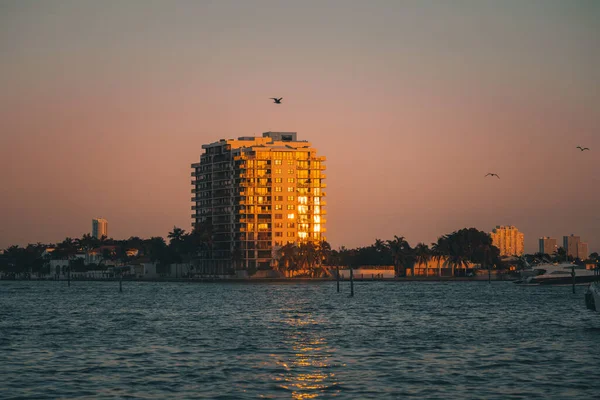 海湾上的蓝色湖泊和建筑物 — 图库照片