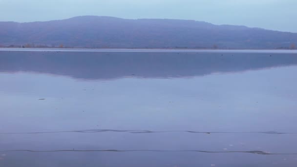 Een Schilderachtig Uitzicht Een Rustige Reflecterende Zee Met Een Bergketen — Stockvideo