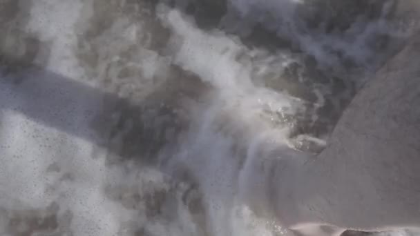 Вид Зверху Хвилі Торкаються Ніг Піщаному Пляжі — стокове відео