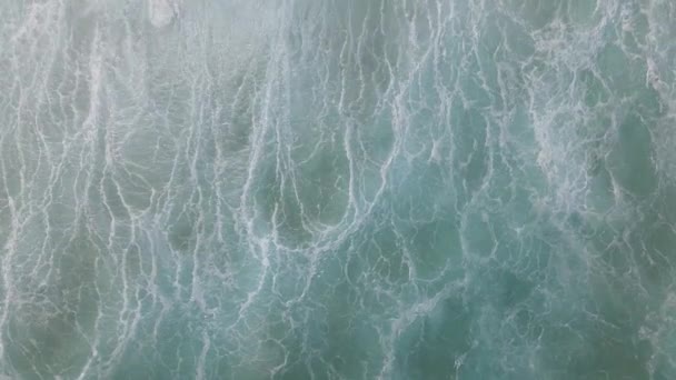 Cenitální Záběr Rozzuřeného Oceánu Sklopným Pohybem Kamery Pláž Objeví Vzadu — Stock video