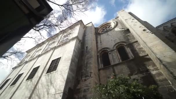 Hの曇った空の下で古代の歴史的建造物の低角度ショット — ストック動画