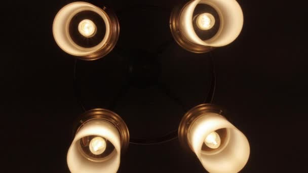 Tiro Ángulo Bajo Una Lámpara Araña Moderna Parpadeando Oscuridad — Vídeos de Stock