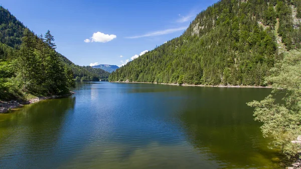Krásná Vodní Nádrž Obklopená Horami Rakousku — Stock fotografie