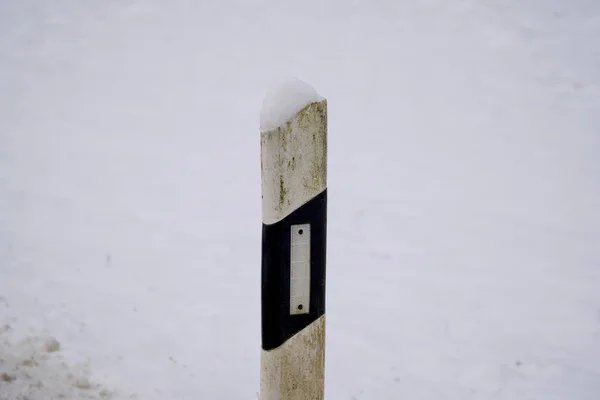 Accent Selectiv Unui Post Reflector Alb Acoperit Zăpadă Timpul Iernii — Fotografie, imagine de stoc
