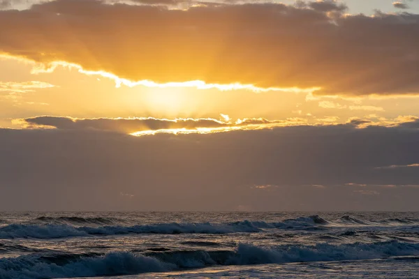 Een Prachtig Shot Van Oceaan Golven Bij Zonsondergang — Stockfoto