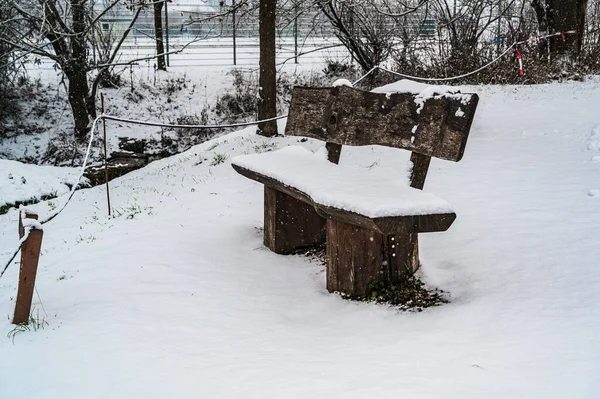 Nahaufnahme Einer Schneebedeckten Holzbank — Stockfoto