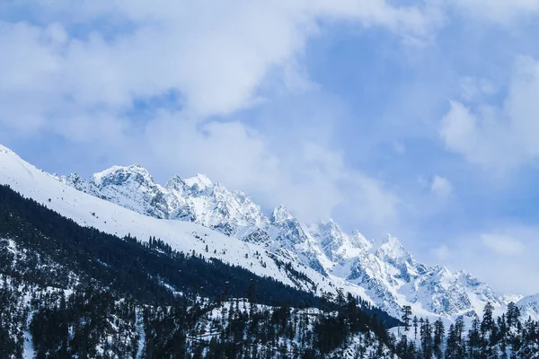 눈덮인 산들이 뒤덮여 숨막힐 — 스톡 사진