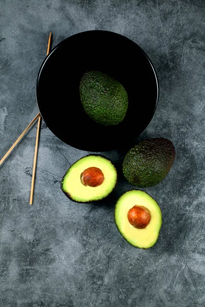 Avocado Hass Fresco Maturo Una Ciotola Scura Una Superficie Piastrelle — Foto Stock