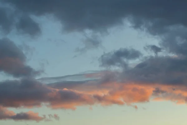 夕阳西下时拍摄的美丽天空的低角照片 — 图库照片