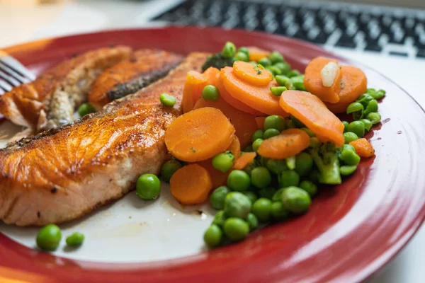 ニンジンの緑豆と魚のプレートのクローズアップショット — ストック写真