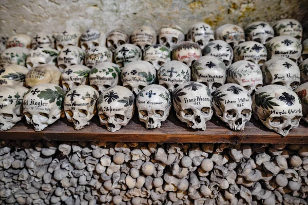 Many Human Skulls Decorated Names Crosses Arranged Wooden Surface — Stock Photo, Image