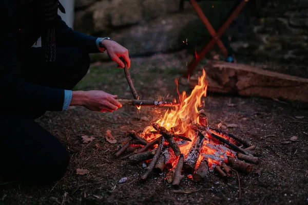 Homme Méconnaissable Jetant Bois Sur Feu Camping Concept Animalier — Photo